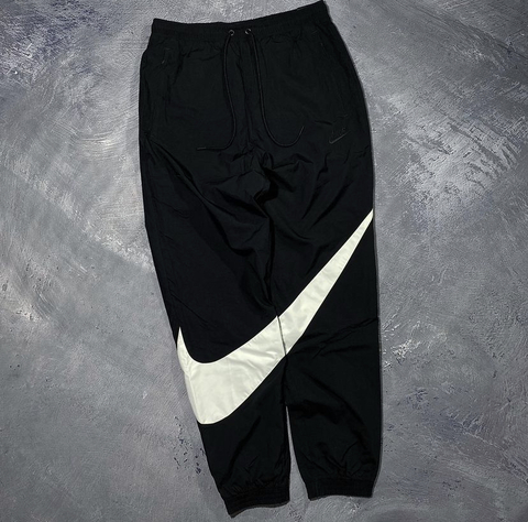 Jogger rompevientos NIKE BIG SWOOSH - TRUE$HOP