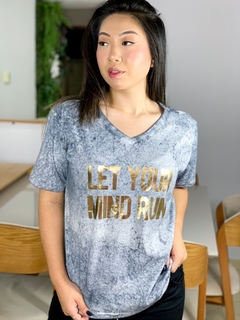 T-shirt Feminina - Gola V - Let You - Foil - comprar online