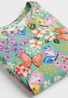Remera H&M - Little girl - Verde con mariposas y flores - comprar online