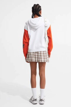 Imagen de Campera "H&M". De mujer, con frisa, blanca con mangas rojas