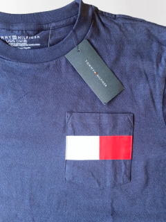 Remera "Tommy Hilfiger" - Azul, manga larga con logo blanco y rojo en bolsillo - comprar online