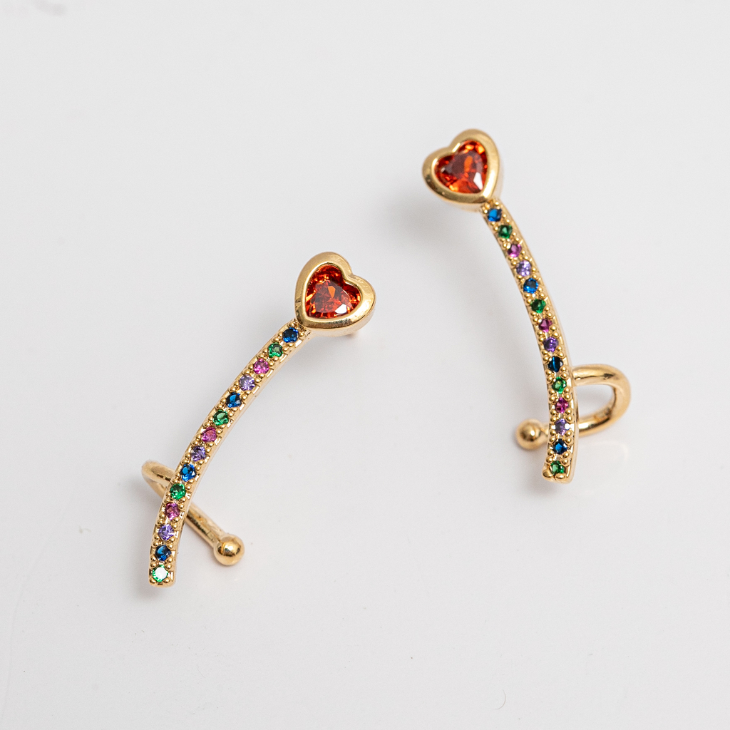 Brinco ear cuff colorido com zircônias e coração banhado a ouro 18k