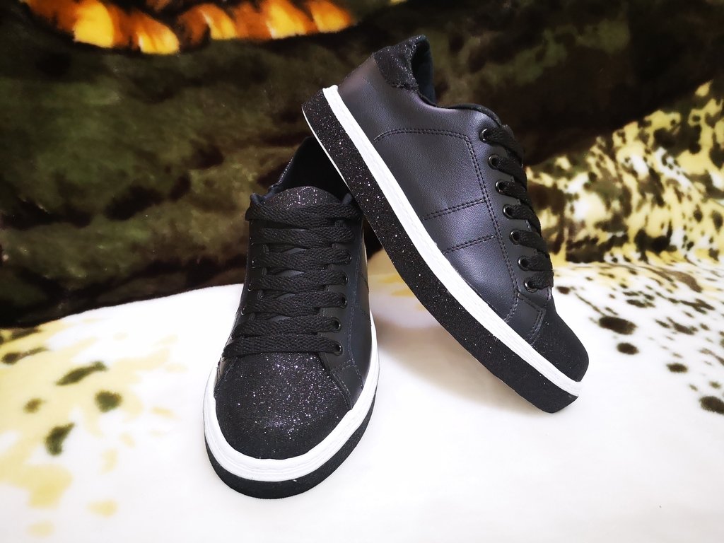 Tenis negros de moda para mujer