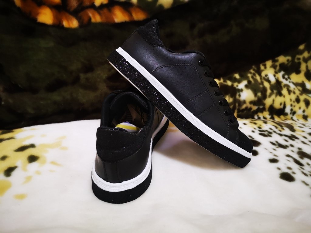 Tenis negros de moda para mujer