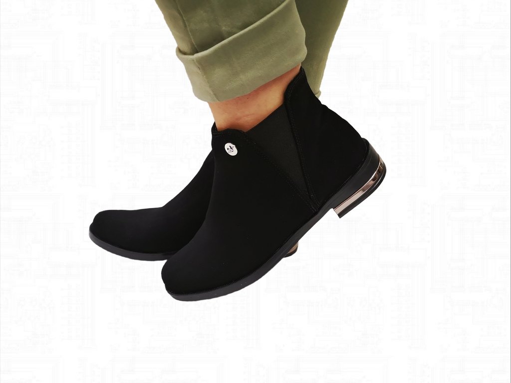 Botines de moda para mujer en color negro y planos