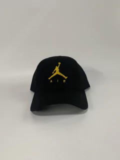 Air Jordan - Negra y dorado - Gorras Truckers