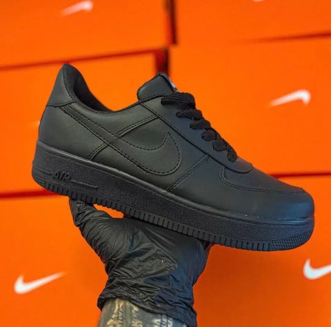 NIKE AIR FORCE NEGRAS