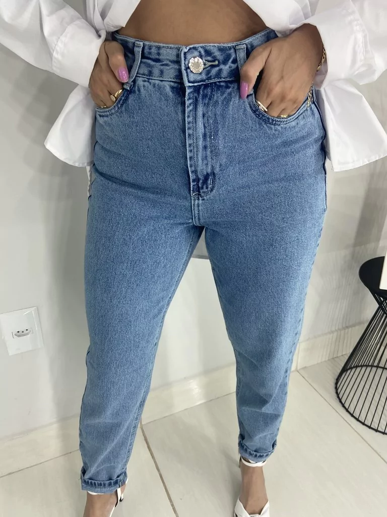 Calça jeans Mom Lavagem Clara Intermediária
