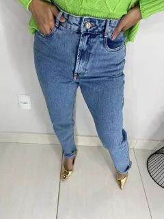 Calça Jeans Mom Lavagem Azul - Use do Avesso - Loja Online de roupas Femininas Versatilidade e Estilo 
