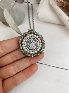 Medalla Virgen de Lujan Perlas y Piedras - comprar online