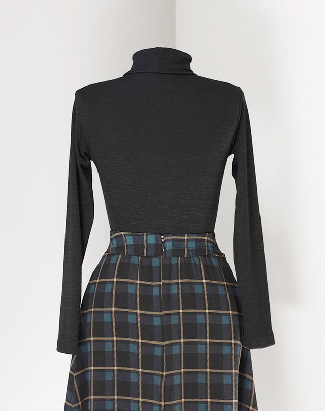 blusa de gola alta e manga longa preta