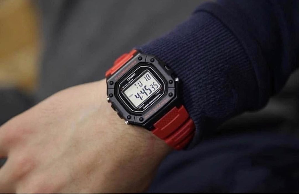 Relógio Casio Illuminator Digital W-218H-4BVDF - Vermelho e Preto