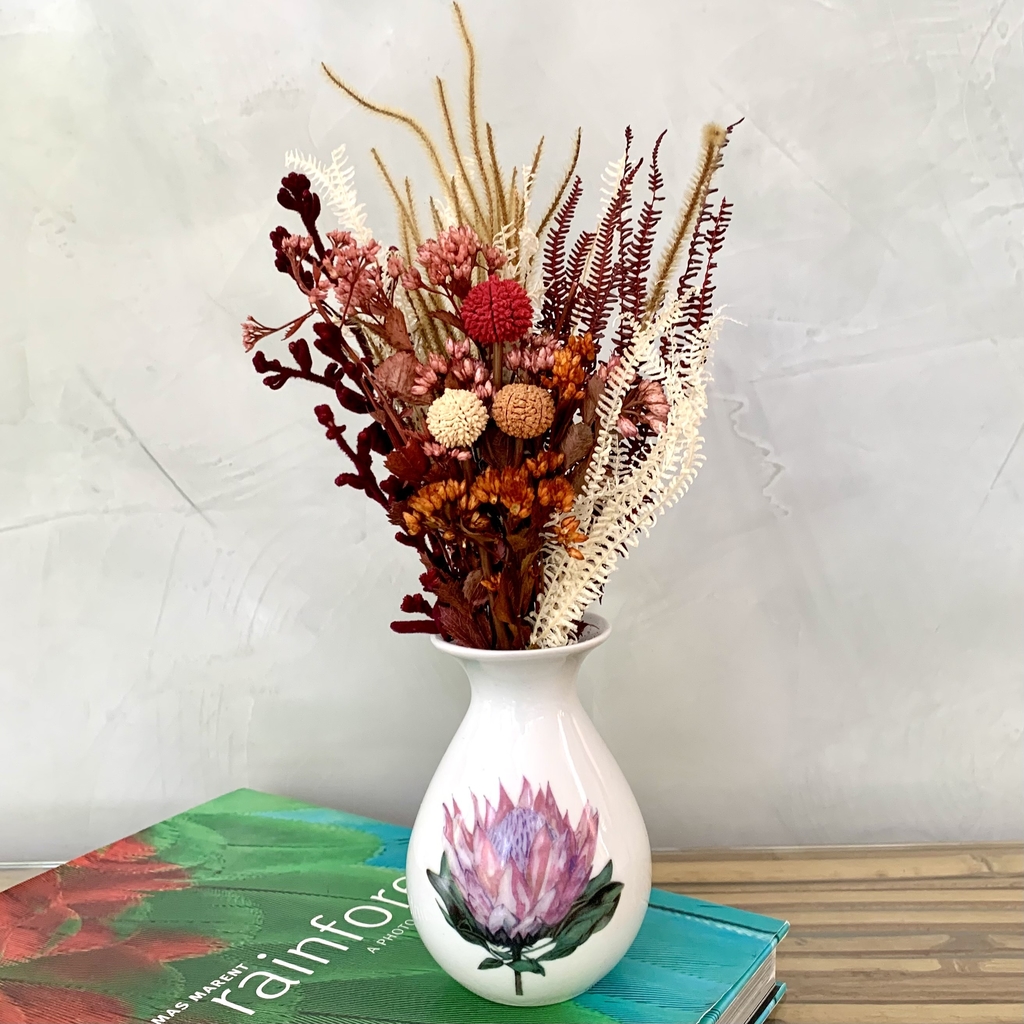 Arranjo com flores secas em vaso de porcelana exclusivo Kasaflor.