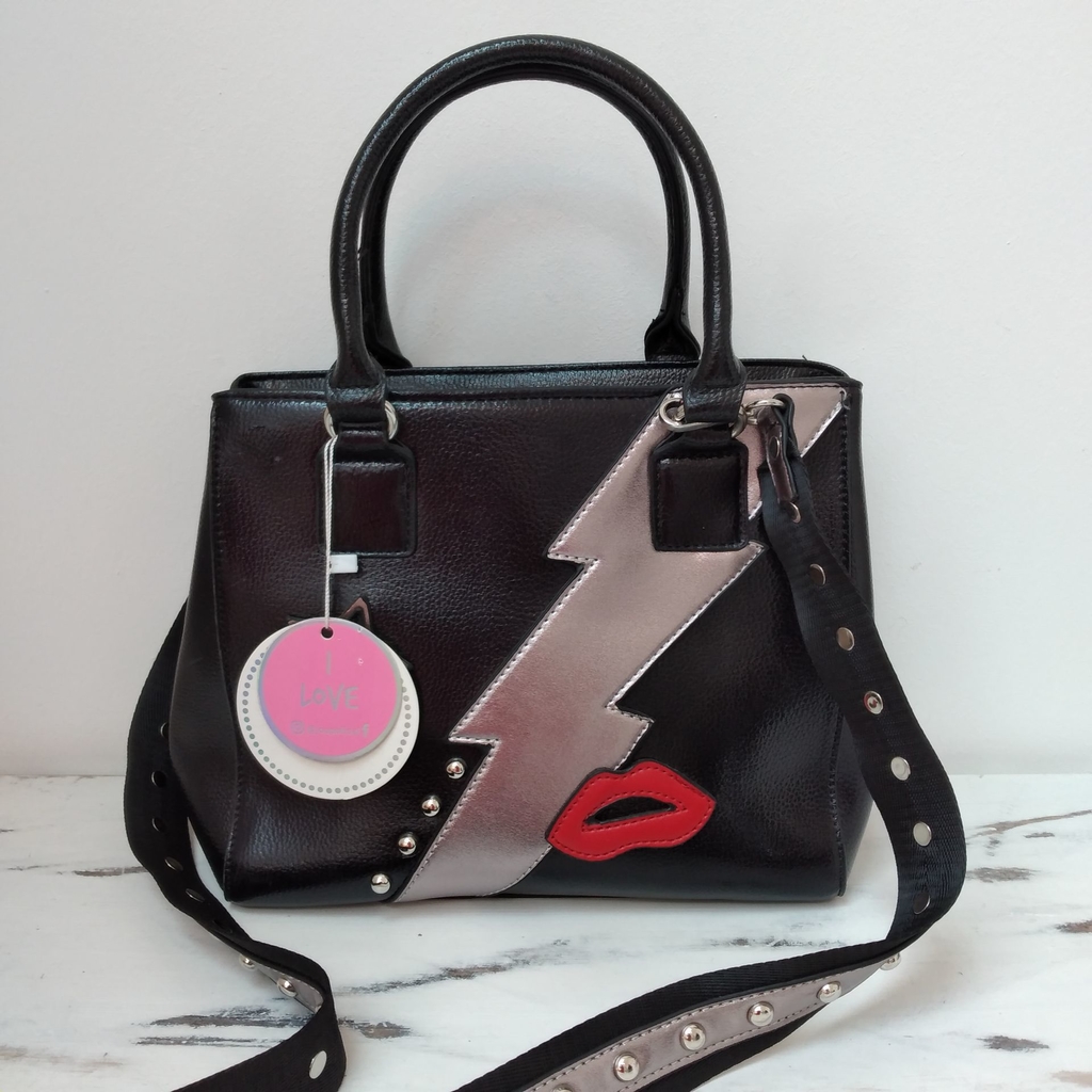 CARTERA ECOCUERO METALIZADA NEGRA, RAYO-KISS Y CORREA TACHAS JOUP