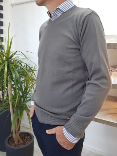 Sweater Jano escote V gris - comprar online