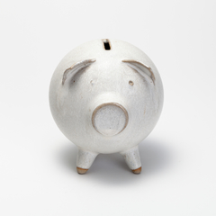 Cofre porquinho para moedas em cerâmica de alta temperatura, cor branco com toque liso e levemente rústico - Paula Unger. - comprar online