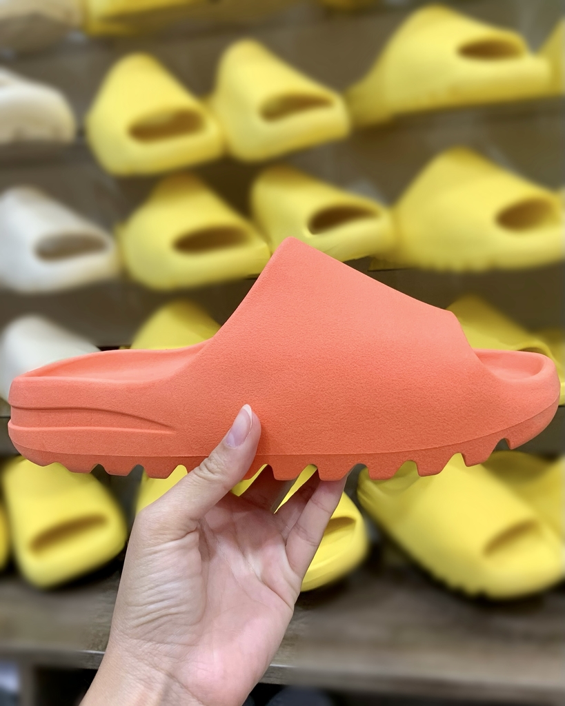 chinelo yeezy laranja