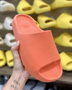 yeezy slide laranja