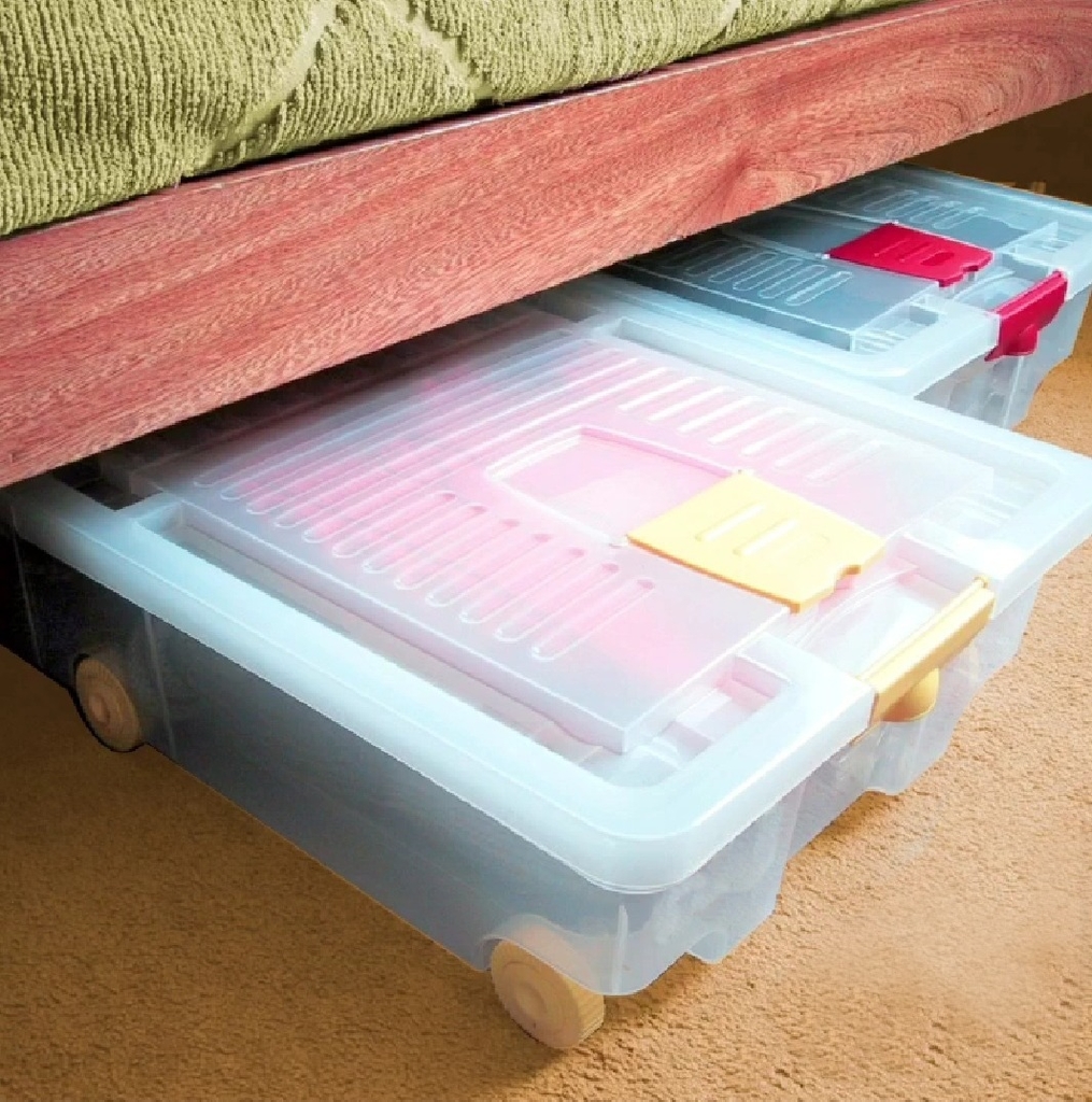 Caja bajo cama, trabas laterales, y tapa con compartimento para desodorante, naftalina, capacidad 25