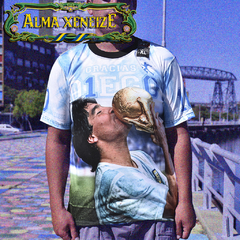 "Besando la copa" Remera Homenaje Diego Maradona en internet