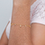 Pulseira fina com pingentes de estrela cravejados com pedras de zircônia folheada em Ouro 18k - comprar online