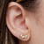 Brinco Ear Cuff 3 corações cor cristal cravejados folheado em Ouro 18k