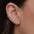 O que é um Brinco Ear Cuff com zircônias coloridas em forma de gota folheado em Ouro 18k