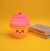 luminaria-mesa-formato-cupcake-rosa-kawaii-fundo-amarelo-ambientado