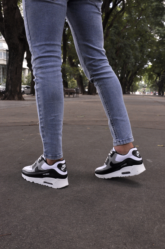 nike grises con negro