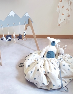 GIMNASIO MONTAÑA GRIS CON ALFOMBRITA BOLSO ROSA & ESTAMPADO ESTRELLAS GRISES - Las Cosas de Albertas