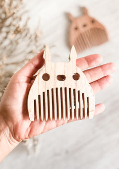 PEINE DE MADERA MODELO TOTORO - comprar online