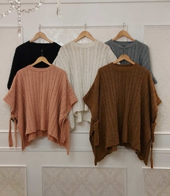 Sweater IMPORTADO Anastasia Frizado Premium Estilo Poncho/Chaleco Trenzado Con Lazo A Los Costados Art 9395