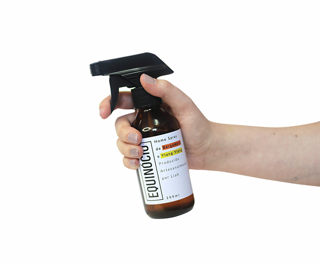 Home Spray 200ml da marca Liah em embalagem âmbar com perfume de ylang ylang e bergamota. Cítrico floral