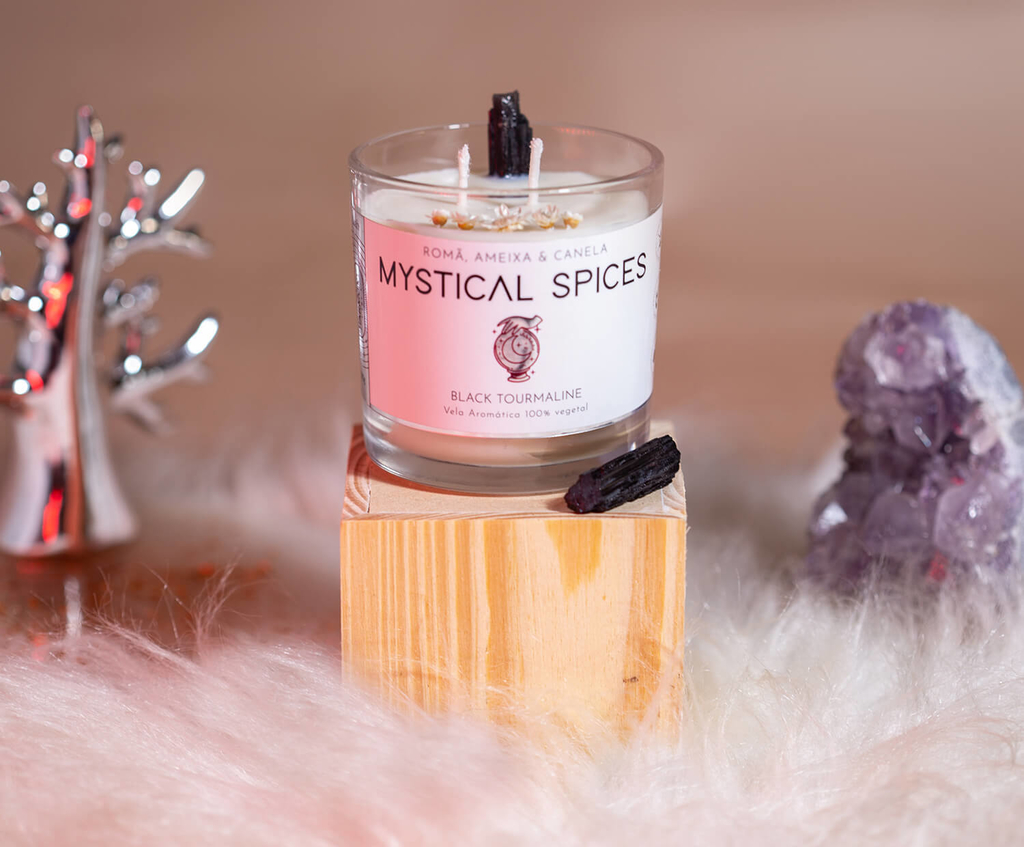 Mystical Spices - Vela Aromática de Romã, Ameixa e Canela 190g + Cristal Turmalina Negra - comprar online