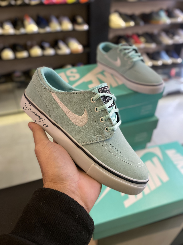 chuteira mercurial preta e vermelha