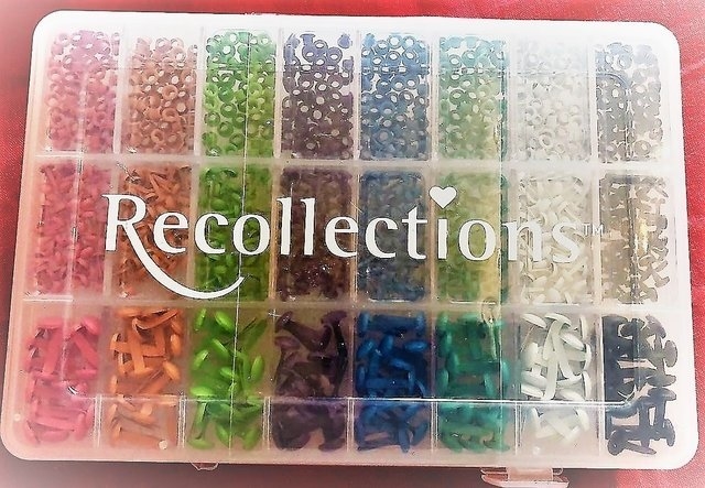 Recollections Eyelets Caja de 920 piezas entre mini brads, brads grandes y mini eyelets de ...