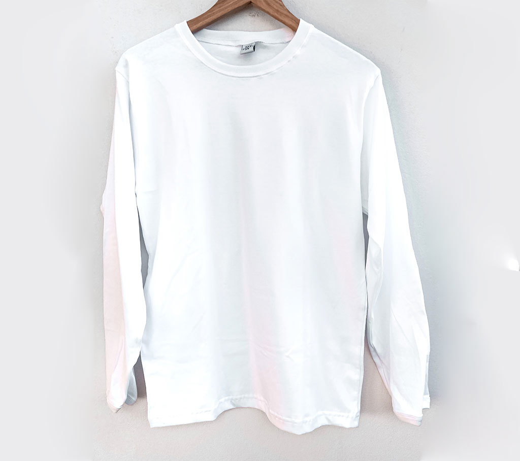 remera blanca manga negra