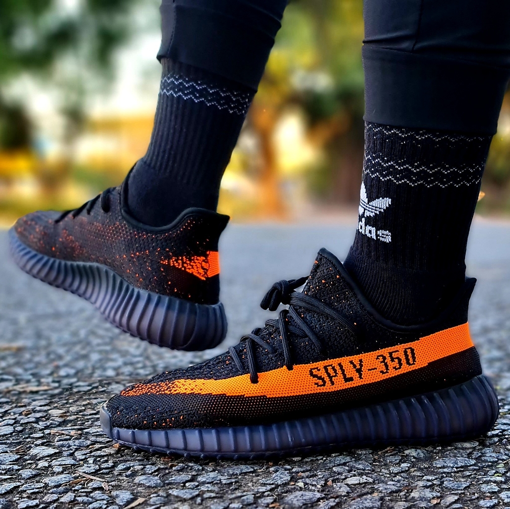 yeezy boost 350 preto e laranja