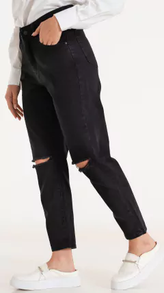 Mom fit negro con tajo en rodilla (ALCARAZ) en internet