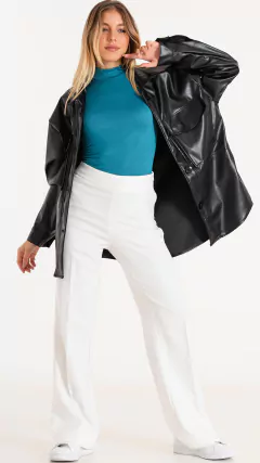 Camisaco oversize de ecocuero con bolsillos grandes delanteros con tapa (ECO) - isostasia