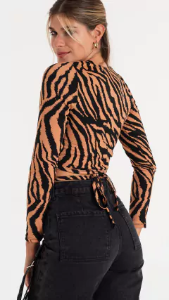 Imagen de Remera mangas largas con lazo en cintura de modal gamuzado elastizado estampa cebra (ARTESIA)