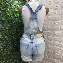 Jardineira jeans com detalhes floridos Tam: 36 - Brechó Versátil Santo André