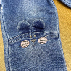 Calça jeans com detalhe de coelho Tam: M na internet