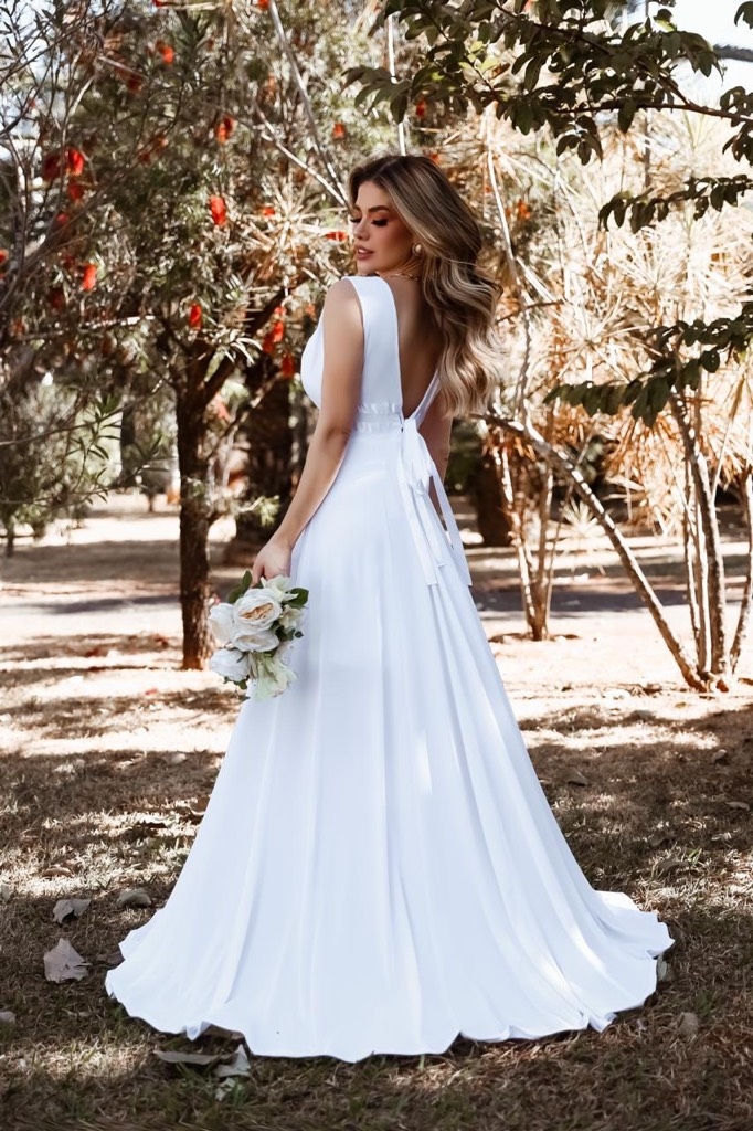 Vestido de casamento civil longo fluído com decote em V e laço nas costas  branco