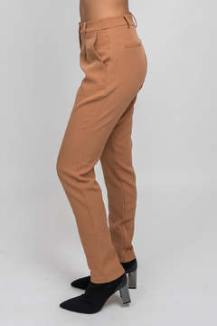 Calça de alfaiataria, modelagem reta, bolso lateral e traseiro, pence frontal, barra estilo italiana e cintura alta. 