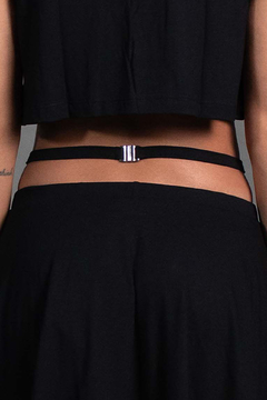 isabela matte veste saia preta lisa com detalhe moderno na cintura e fechamento na parte de trás. 
