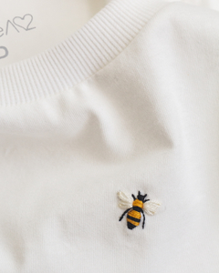 Camiseta mini abelhinhas bordada à mão