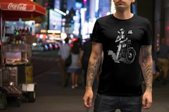 Camiseta de moto com estampa exclusiva.