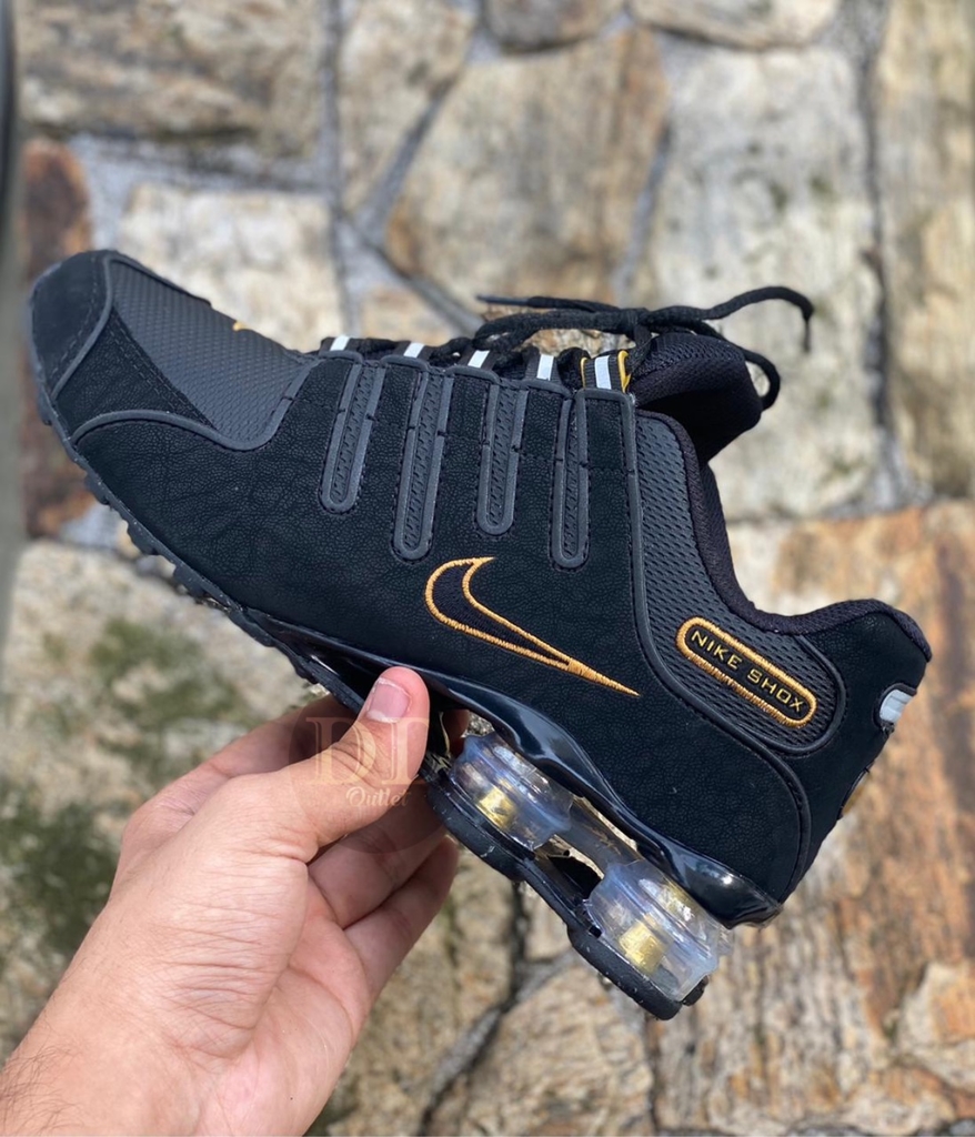 nike shox dourado e preto
