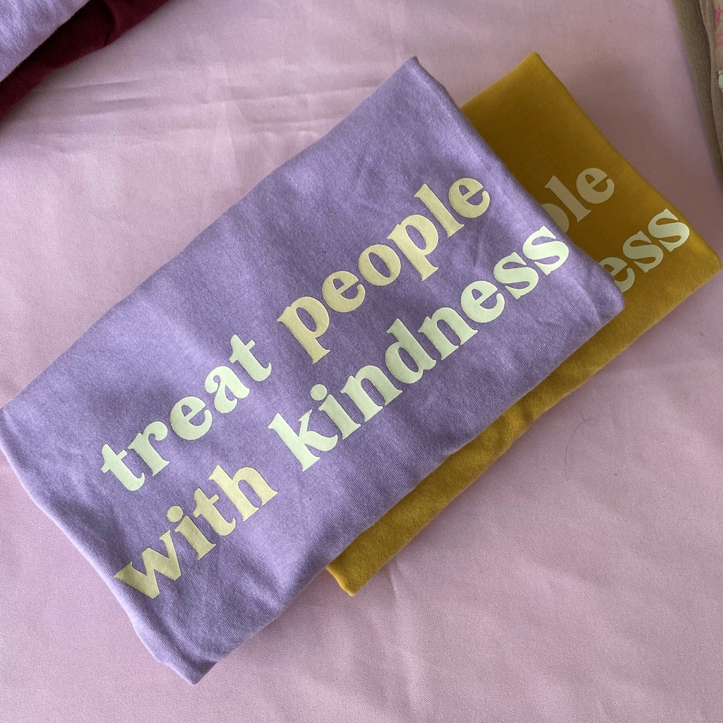 camiseta treat people with kindness